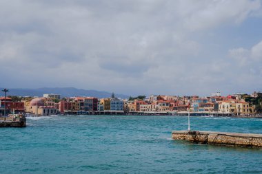 Hanya 'nın eski limanı ve ünlü deniz feneri Girit, Yunanistan.