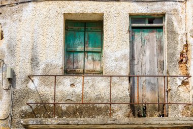 Çatlak duvarları olan terk edilmiş eski bir kır evi..
