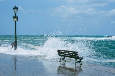 Fırtınalı havalarda eski limanı olan Chania 'ya. Girit, Yunanistan.
