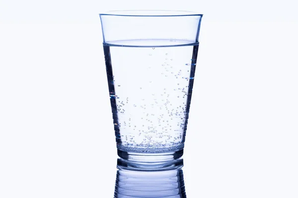 Bicchiere Acqua Potabile Con Gas Fondo Bianco — Foto Stock