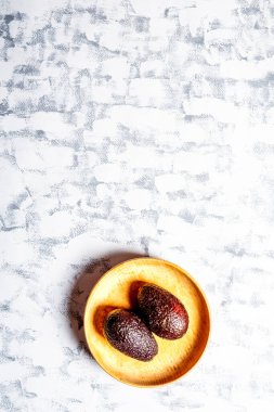 Marbel arka planında taze avokado. Üst Manzara. Metnin için boş yer.