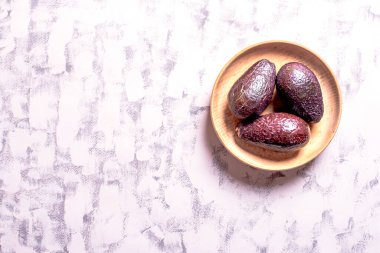 Marbel arka planında taze avokado. Üst Manzara. Metnin için boş yer.