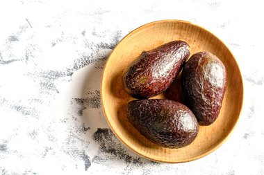 Marbel arka planında taze avokado. Üst Manzara. Metnin için boş yer.