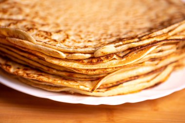 Beyaz tabakta krep. Gözlemelerin makro fotoğrafçılığı. Makro krep. Krepleri yakın çekim. Bir yığın gözlemeden kahvaltı, yakın plan. Makro yemek fotoğrafı. Güzel yemek örtüsü..