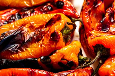 Seramik tabakta kırmızı kavrulmuş kapia paprika, ayvar yapmaya hazırlık, geleneksel Sırp yemeği..