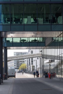 Stockholm. Hammarby uyku alanı, kanaldaki yerleşim yerleri..