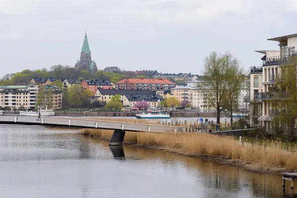 Estocolmo Hammarby Puente Sobre Lago Con Una Iglesia Fondo — Foto de Stock