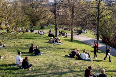 Vita Bergen 'deki insanlar (yakıldı. Beyaz Dağlar). Vita Bergen, Stockholm 'de Sodermalm' da bir park alanı..