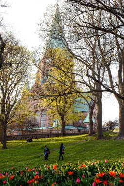 İsveç Kraliçesi Nassau 'nun adını taşıyan Sofya Kilisesi, İsveç' in Stockholm kentindeki büyük kiliselerden biri. Bahar, laleler.