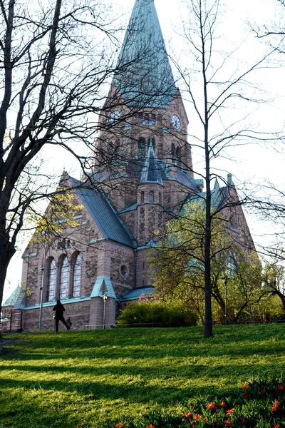 İsveç Kraliçesi Nassau 'nun adını taşıyan Sofya Kilisesi, İsveç' in Stockholm kentindeki büyük kiliselerden biri. Bahar, laleler.