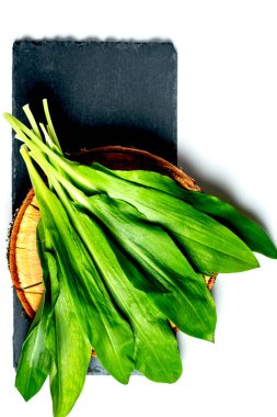 Vahşi sarımsak, Ramson, inek pırasası, inek pırasası, inek pırasası, karabasan, geniş yapraklı sarımsak, ahşap sarımsak, ayı pırasası, Avrasya yabani sarımsağı veya ayısı olarak bilinen Allium ursinum..