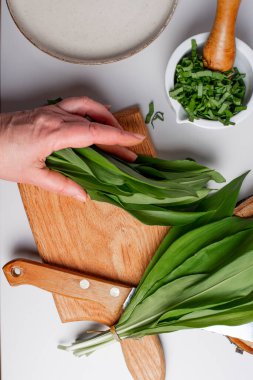 Vahşi sarımsak, Ramson, inek pırasası, inek pırasası, inek pırasası, karabasan, geniş yapraklı sarımsak, ahşap sarımsak, ayı pırasası, Avrasya yabani sarımsağı veya ayısı olarak bilinen Allium ursinum..