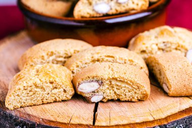 Taze pişmiş İtalyan bademi cantuccini bisküvileri..