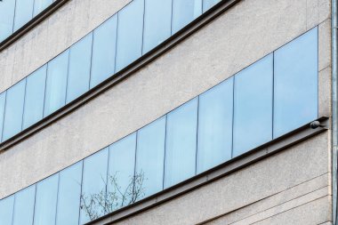 Çağdaş mimarinin bir parçası, camdan ve betondan yapılmış duvarlar.