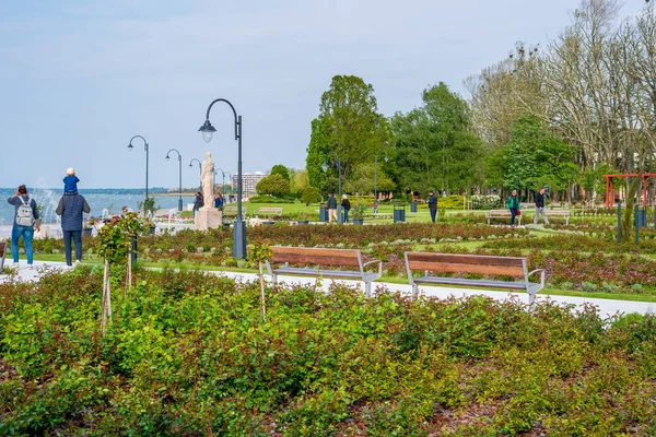 Balaton Gölü Kıyısında Yeşil Ağaçları Çiçekleri Bankları Yürüyen Insanları Olan — Stok fotoğraf