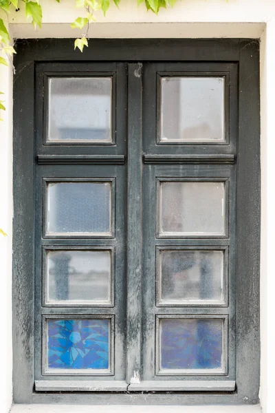 窓のある古い割れた壁 古い家の窓だ 緑の枠の古い窓 — ストック写真