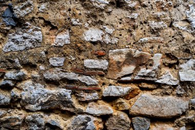 Arkaplan, model. Yeşil yosun ve bitkilerle taşralı doğal taş duvarlar.