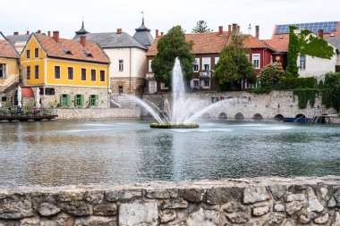 11.05.2023, Macaristan, Tapolca, Tapolca 'daki Malom Gölü' nün renkli merdivenleri. Macaristan, Balaton Gölü Bölgesi, Tapolca