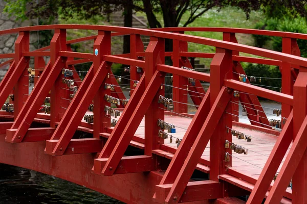 Holzbrücke Über Den See Mit Liebesschlössern Hochwertiges Foto — Stockfoto