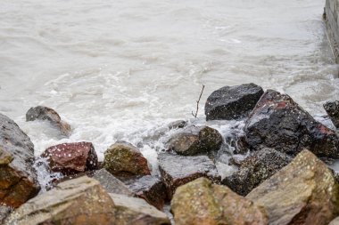 Baharda rüzgarlı havada Balaton Gölü.