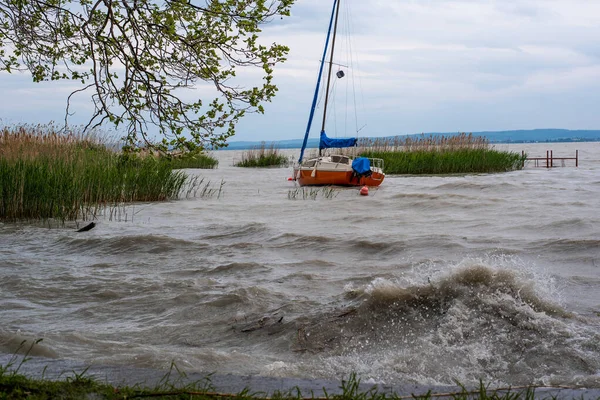 Balaton gölünde yaklaşan fırtınayı bekleyen bir yelkenli..