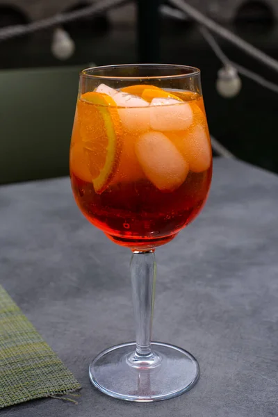 Close Van Glas Met Spritz Oranje Kleurencocktail Ijsblokjes Schijfjes Sinaasappelfruit — Stockfoto