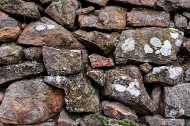 Arkaplan, model. Islak taş duvarın tam kare görüntüsü..