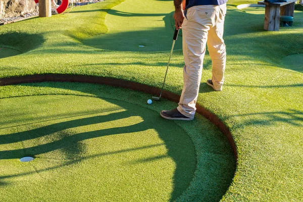 Foto Von Mann Braunen Schuhen Spielt Golf Auf Rasen — Stockfoto