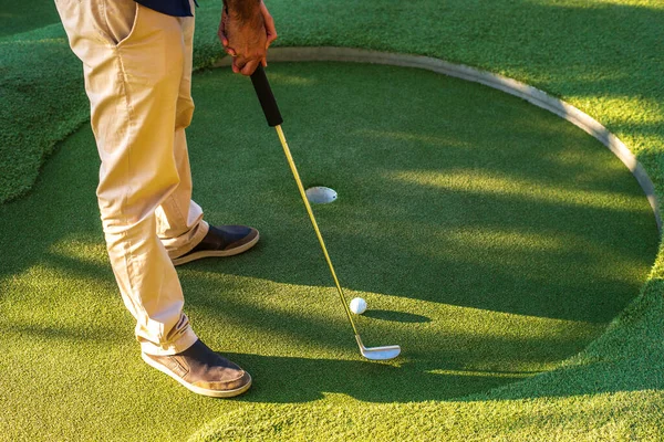 Foto Del Hombre Zapatos Marrones Está Jugando Golf Césped — Foto de Stock