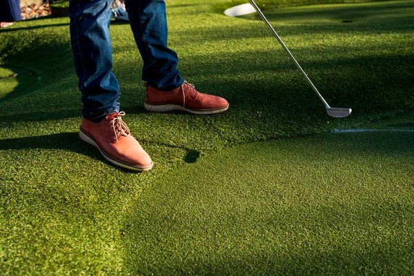 Photo Man Brown Shoes Playing Golf Lawn — Stock Photo, Image