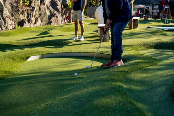 Kahverengi Ayakkabılı Adamın Fotoğrafı Çimlerde Golf Oynuyor — Stok fotoğraf