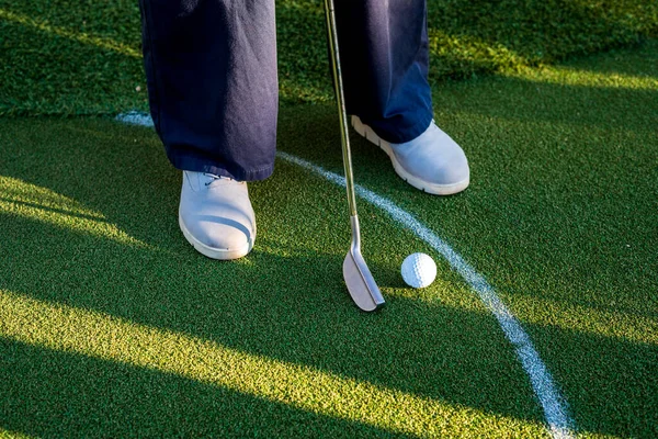 Gri Ayakkabılı Mini Golf Oyuncusu Yeşil Şeritteki Deliğe Golf Topu — Stok fotoğraf