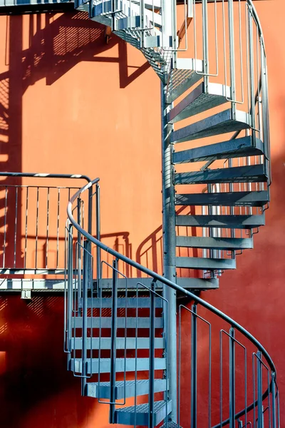 Merdiven Gölge Turuncu Binanın Duvarının Yanındaki Gri Metal Merdivenler — Stok fotoğraf