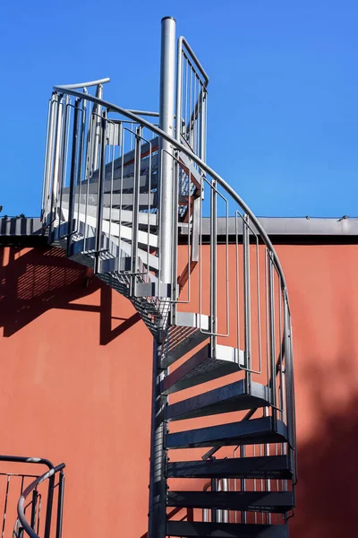 Escadaria Sombra Escadas Metal Cinzento Lado Parede Edifício Laranja — Fotografia de Stock