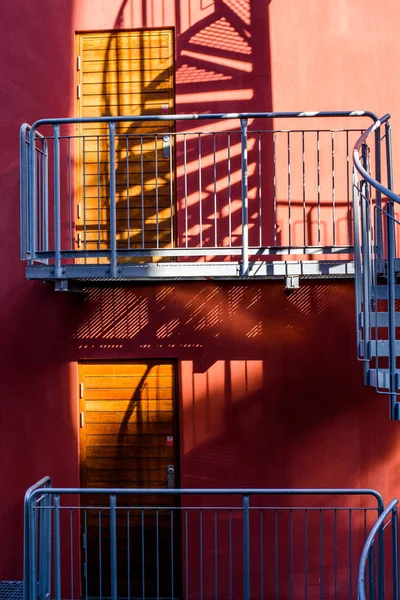 Schody Cień Szare Metalowe Schody Obok Ściany Pomarańczowego Budynku — Zdjęcie stockowe