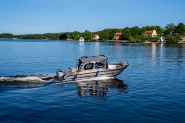 Stockholm, İsveç - 10 Haziran 2023 Stockholm 'de Malaren Gölü' nde küçük bir sürat teknesi