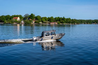 Stockholm, İsveç - 10 Haziran 2023 Stockholm 'de Malaren Gölü' nde küçük bir sürat teknesi