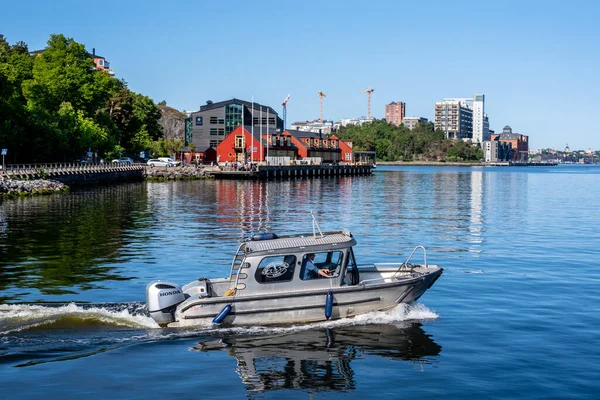 Stockholm Svédország Június 2023 Kis Motorcsónak Utazik Malaren Stockholmban — Stock Fotó