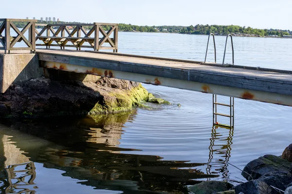 湖で夏の朝 自然の中で豪華な湖を見下ろす木製のドック 古い木造ドック — ストック写真