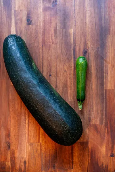 Grote Kleine Courgettes Verse Courgette Houten Ondergrond Biologische Corgettes Courgettes — Stockfoto