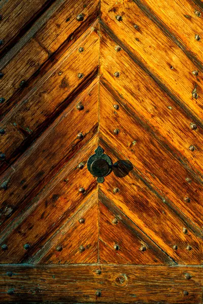Stare Kolorowe Teksturowane Drzwi Drewniane Klasyczne Drzwi Stara Klamka Kontekst — Zdjęcie stockowe