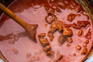 Geleneksel Macar kebabı bir kazanda kaynıyor..