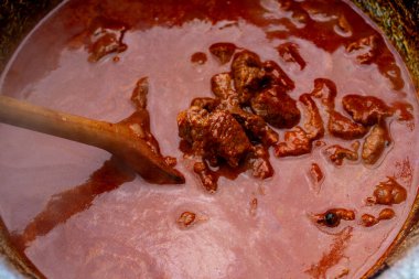 Geleneksel Macar kebabı bir kazanda kaynıyor..