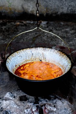 Geleneksel Macar kebabı bir kazanda kaynıyor..
