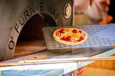İçinde odun fırınından konuyor pizza.