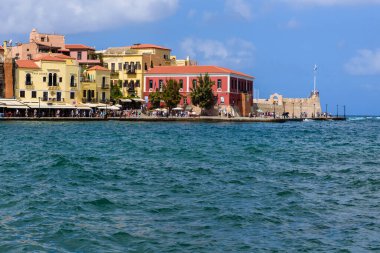 CHANIA, CRETE. GREECE - 18 Eylül 2023: Renkli binaları, barları ve restoranları olan eski kasaba ana iskelesi. Chania şehrinin en ünlü yeri..