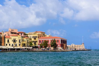 CHANIA, CRETE. GREECE - 18 Eylül 2023: Renkli binaları, barları ve restoranları olan eski kasaba ana iskelesi. Chania şehrinin en ünlü yeri..