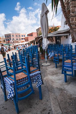 Tipik bir Yunan restoranında mavi masalar ve sandalyeler