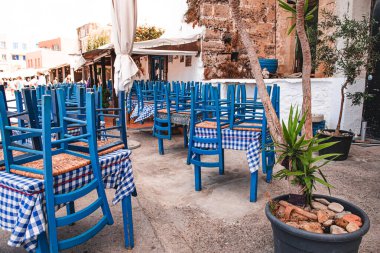 Tipik bir Yunan restoranında mavi masalar ve sandalyeler