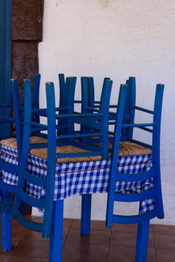 Tipik bir Yunan restoranında mavi masalar ve sandalyeler